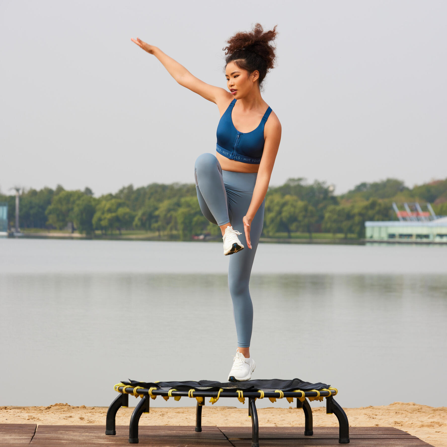 Mulher a praticar exercício num mini trampolim domyos