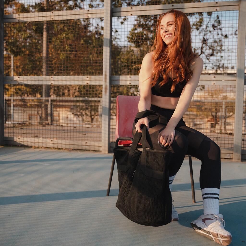Fraue mit Sporttasche