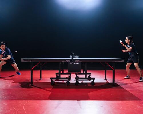 mężczyzna i kobieta z rakietkami do tenisa stołowego w dłoniach grający w tenisa stołowego 