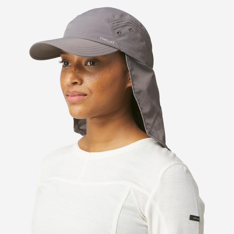 Gorra de trekking en montaña TREK 900 ANTI-UV GRIS CLARO 