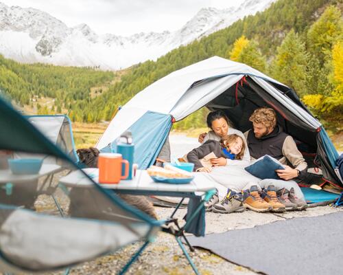 família de 3 pessoas a acampar em natureza