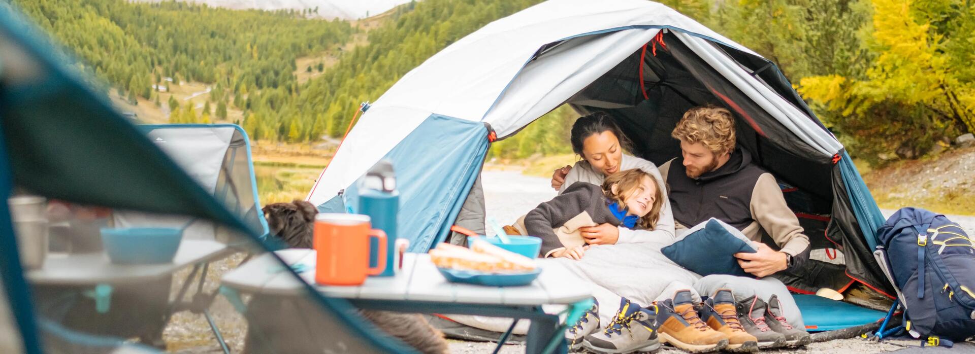 família de 3 pessoas a acampar em natureza