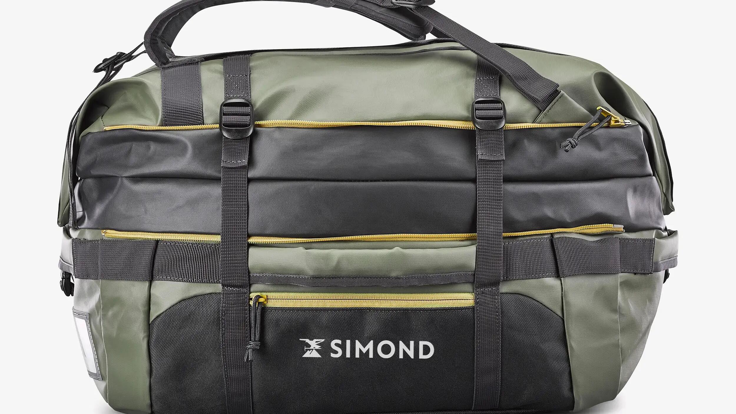 Een groene Extend 40/60L-tas voor trekking repareren