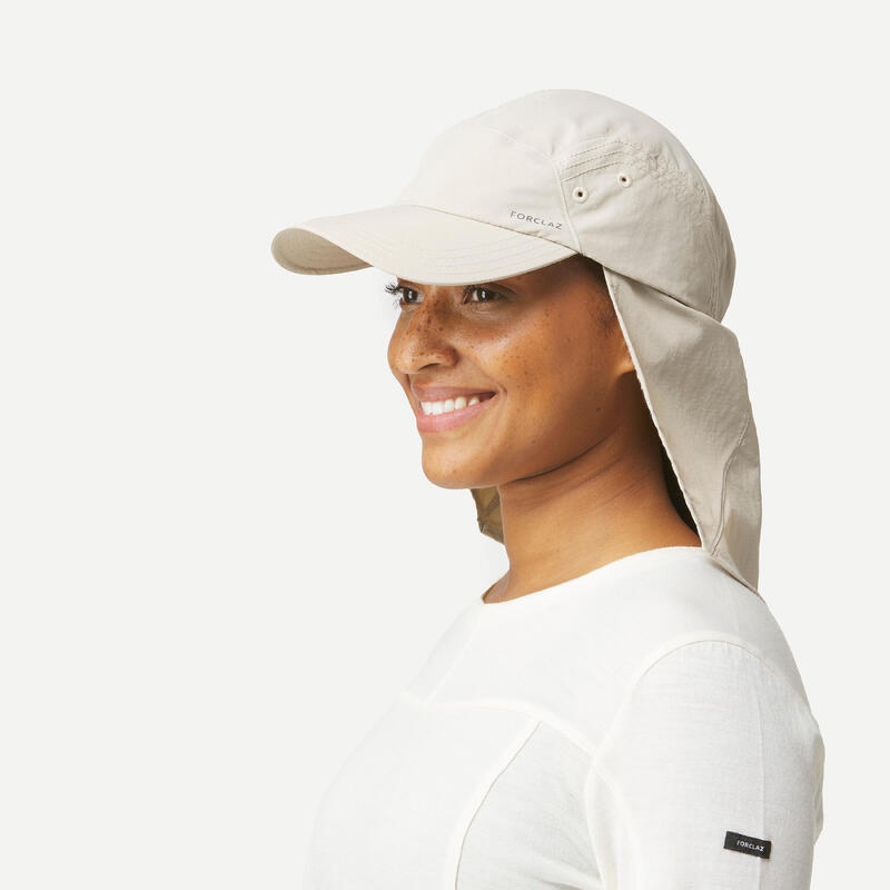 Gorra de trekking en montaña TREK 900 ANTI-UV GRIS CLARO