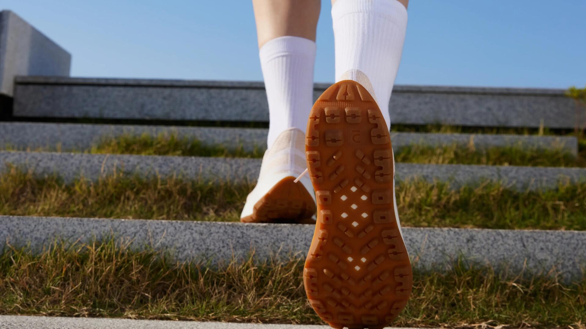 Osoba w butach sportowych wchodząca po schodach