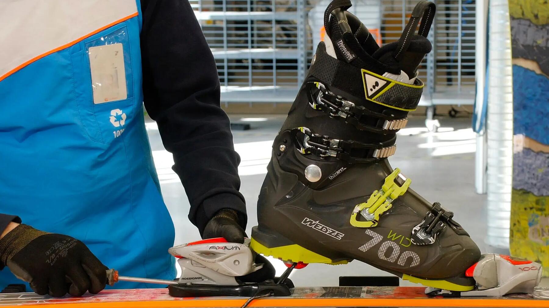 hombre ajustando esquís