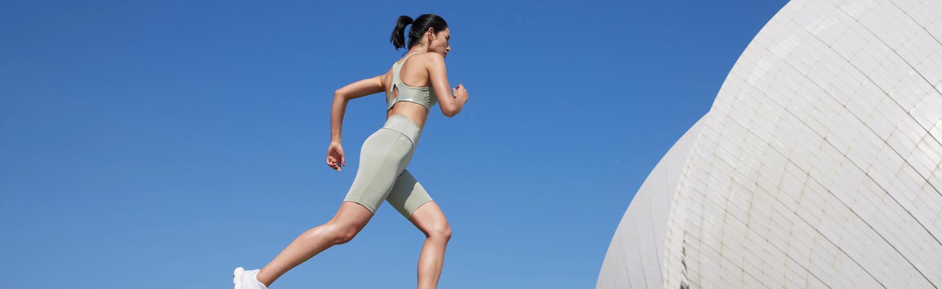 kobieta biegnąca w legginsach i staniku sportowym