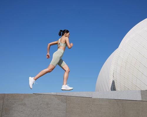 kobieta biegnąca w legginsach i staniku sportowym