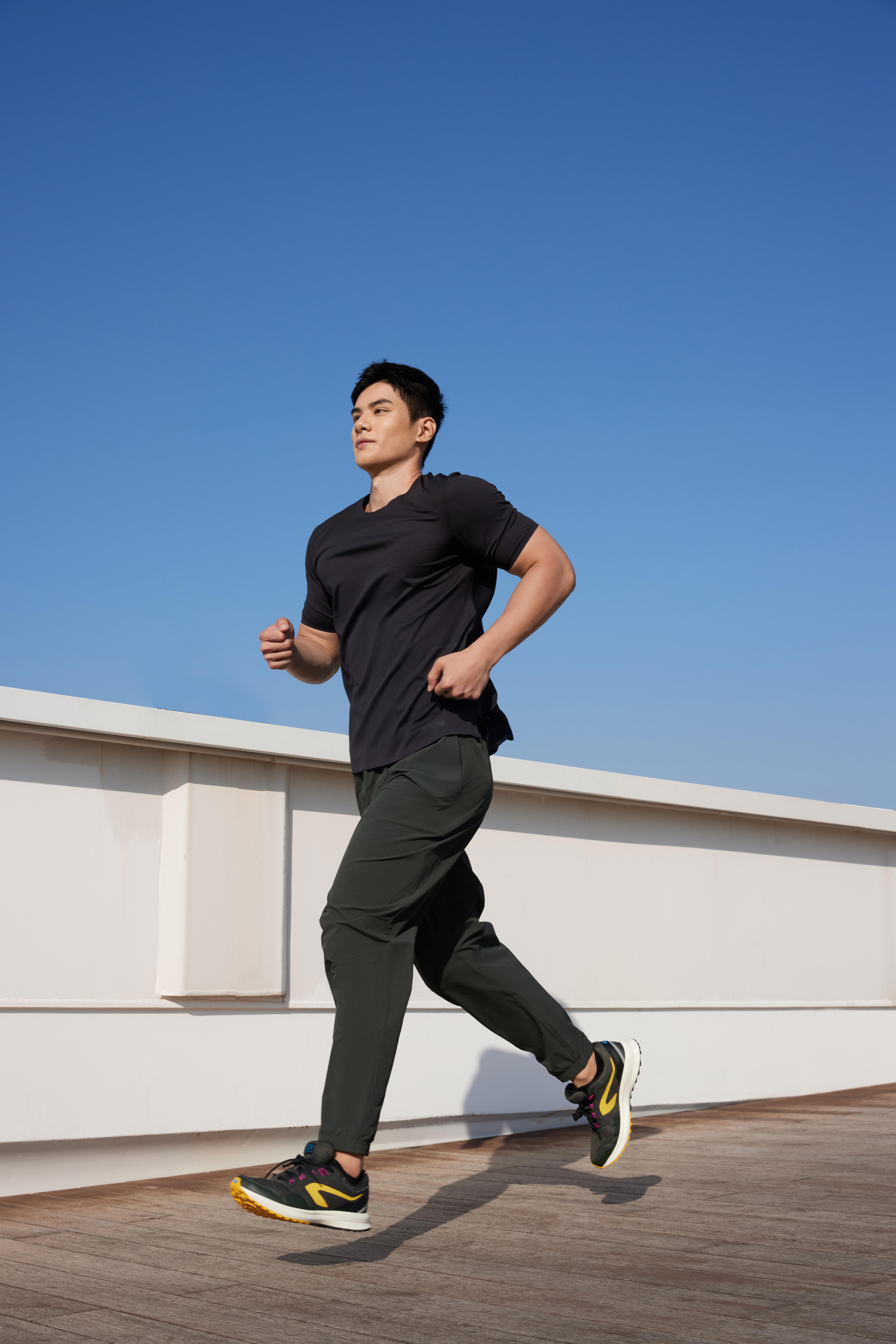 Men s Dry 500 breathable running trousers green Decathlon