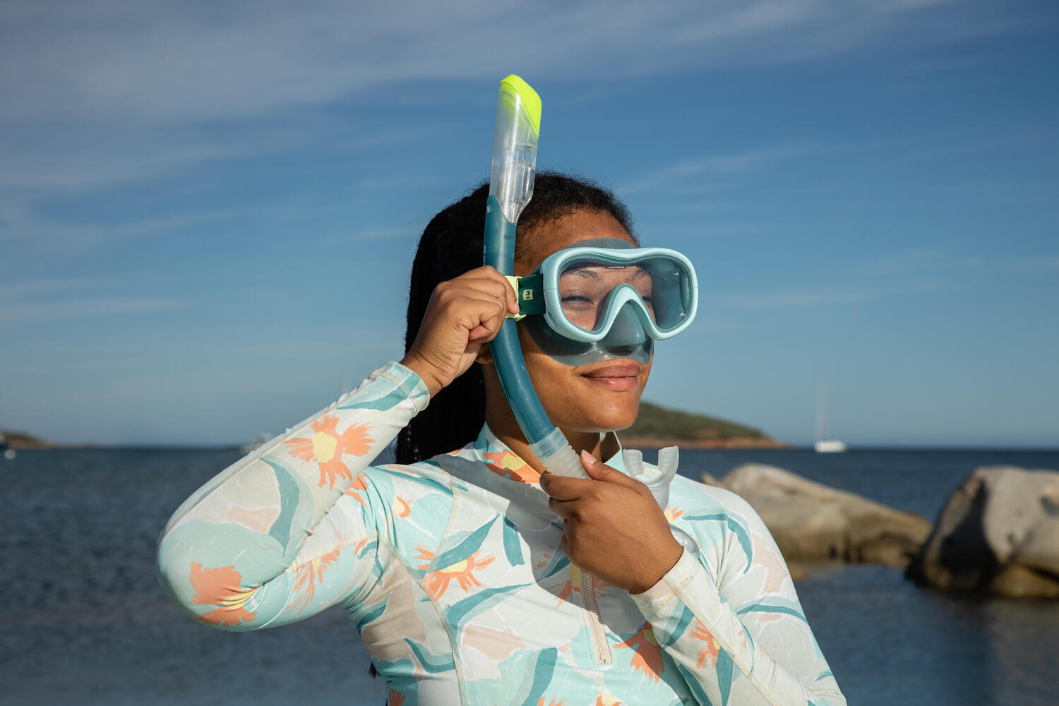 Mujer usando un tubo snorkel