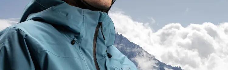 mężczyzna w kurtce narciarskiej w górach