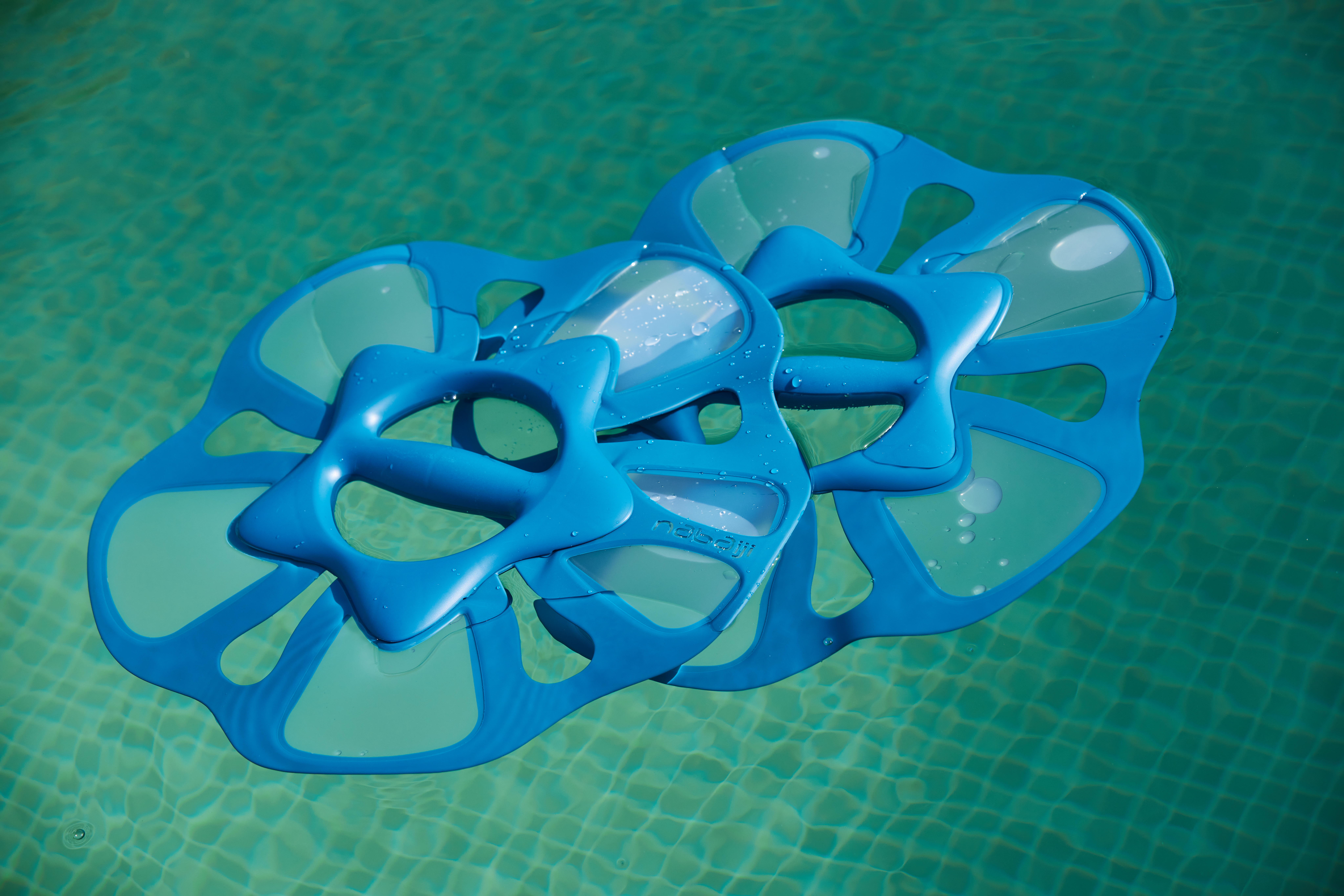 NABAIJI Činky do vody Pullpush Flower L na aquagymnastiku a aquafitness modré bez · záber 3