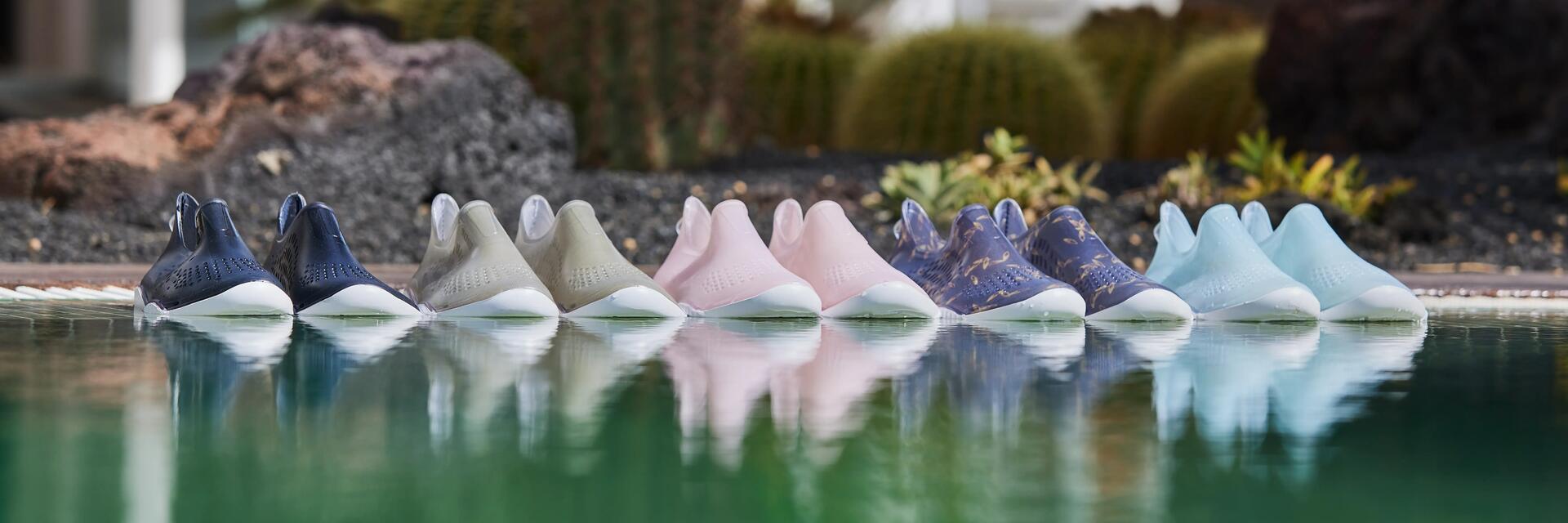 Mehrere Schuhe für Aquagym stehen nebeneinander