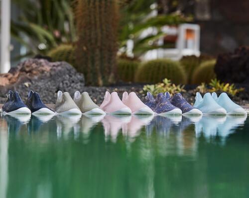 Mehrere Schuhe für Aquagym stehen nebeneinander