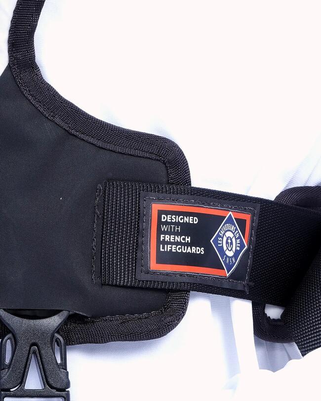 Grande plano da estampagem "designed with French Lifeguards"