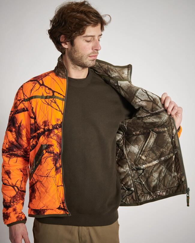 Dagestellt ist die Funktion der Wendejacke, Camoflage, Orange