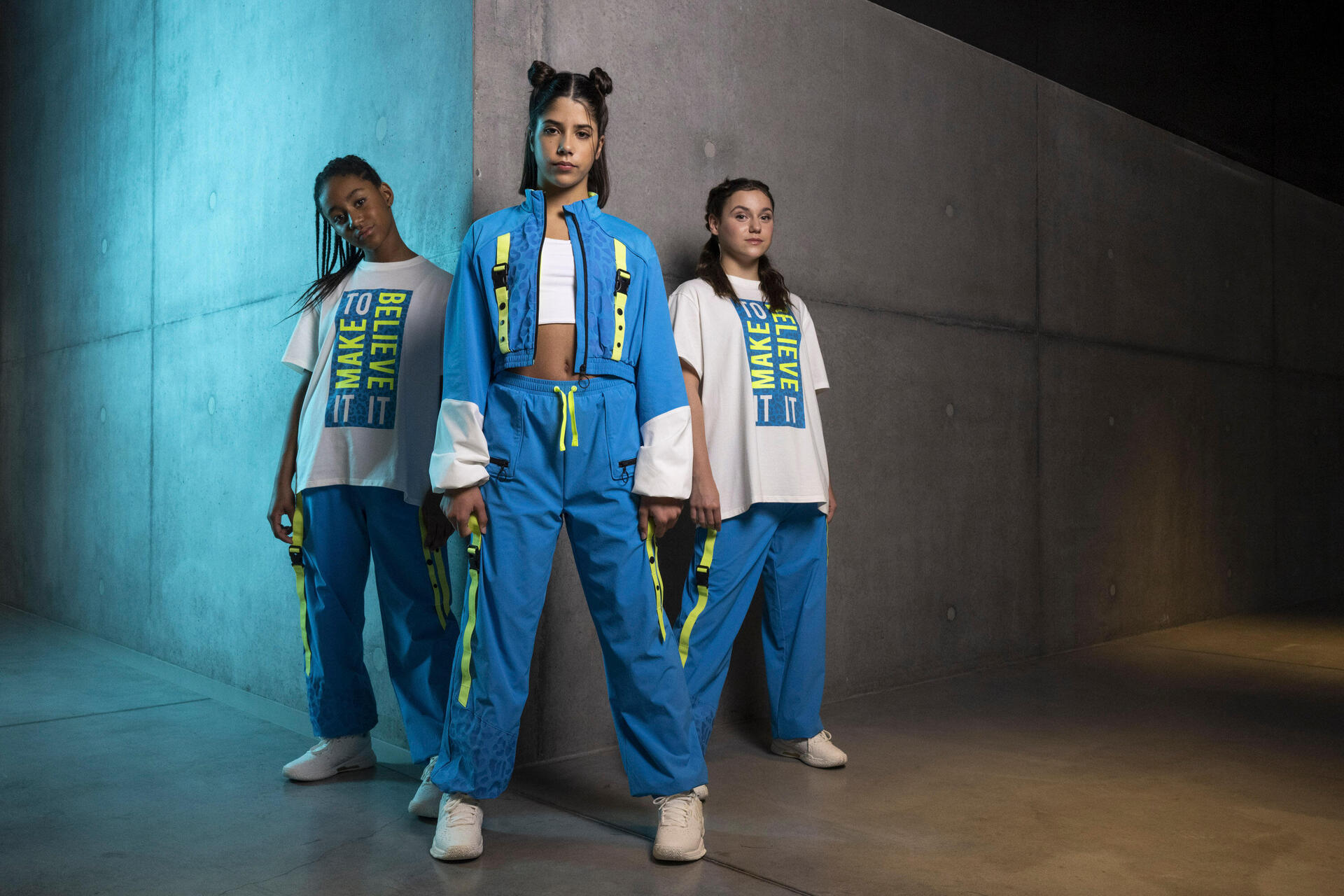 Grupa taneczna pozująca do zdjęciaw strojach do tańca typu hip hop
