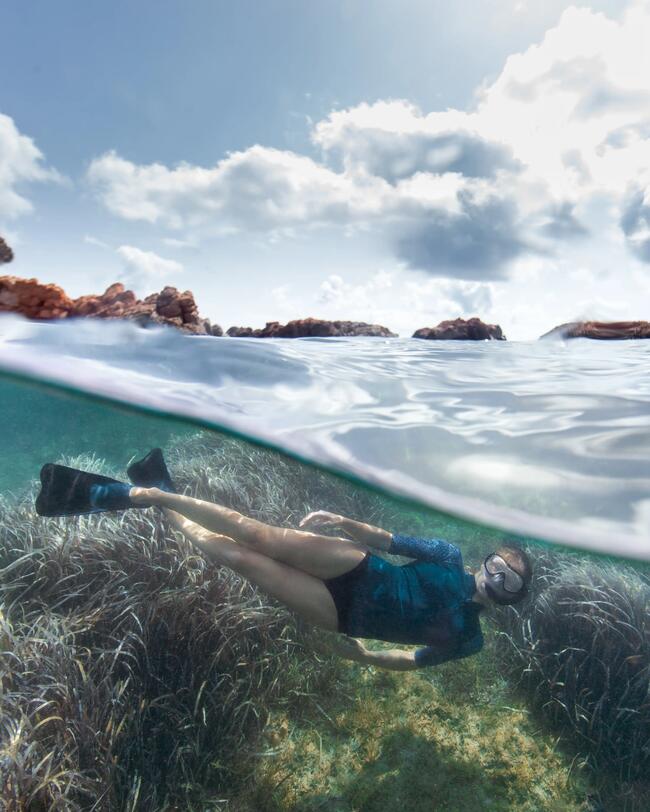 Frau unterwasser beim Schnorcheln, seitliche Körperlage, Schnorchelflossen, Bikini, Neopren Oberteil, Schnorchelmaske