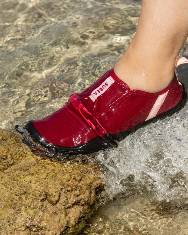 Aquaschuhe im Wasser