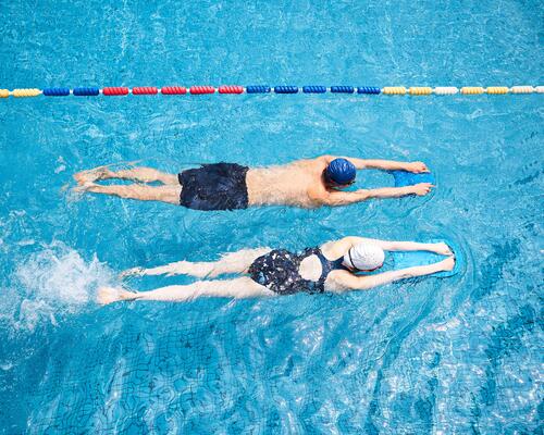 casal namorados na piscina