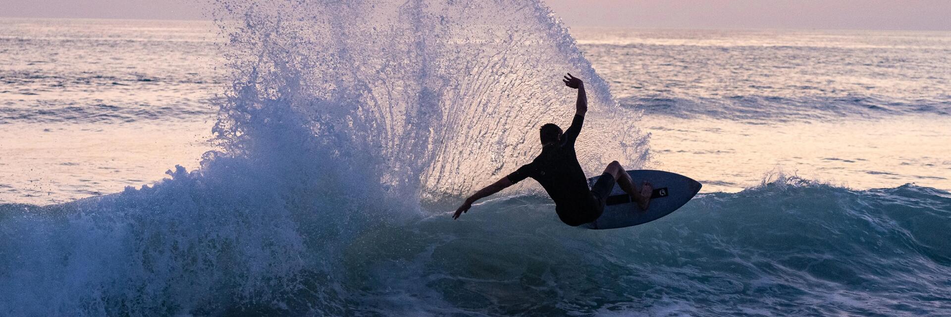 Osoba uprawiająca skimboard