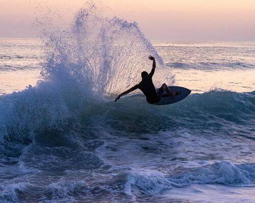 Osoba uprawiająca skimboard
