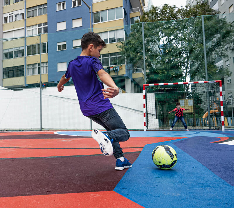 Niños practicando fútbol