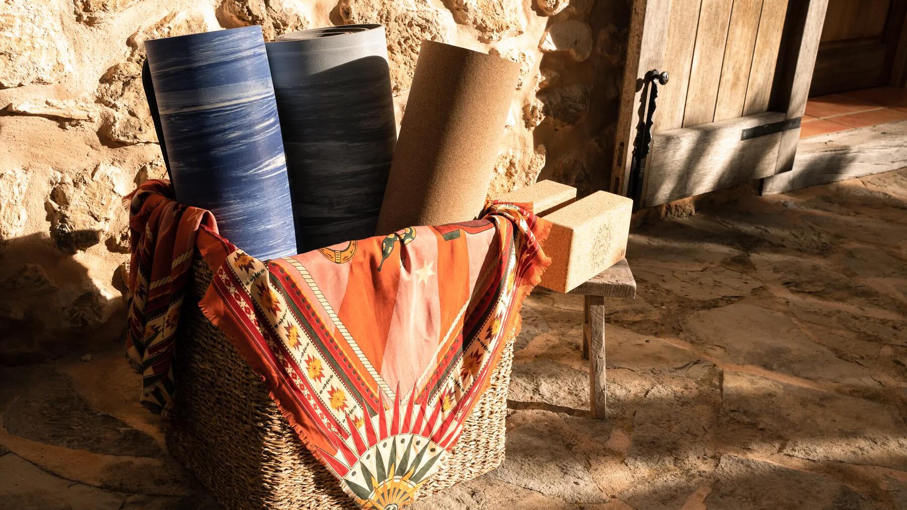tapis de yoga rangés dans un panier