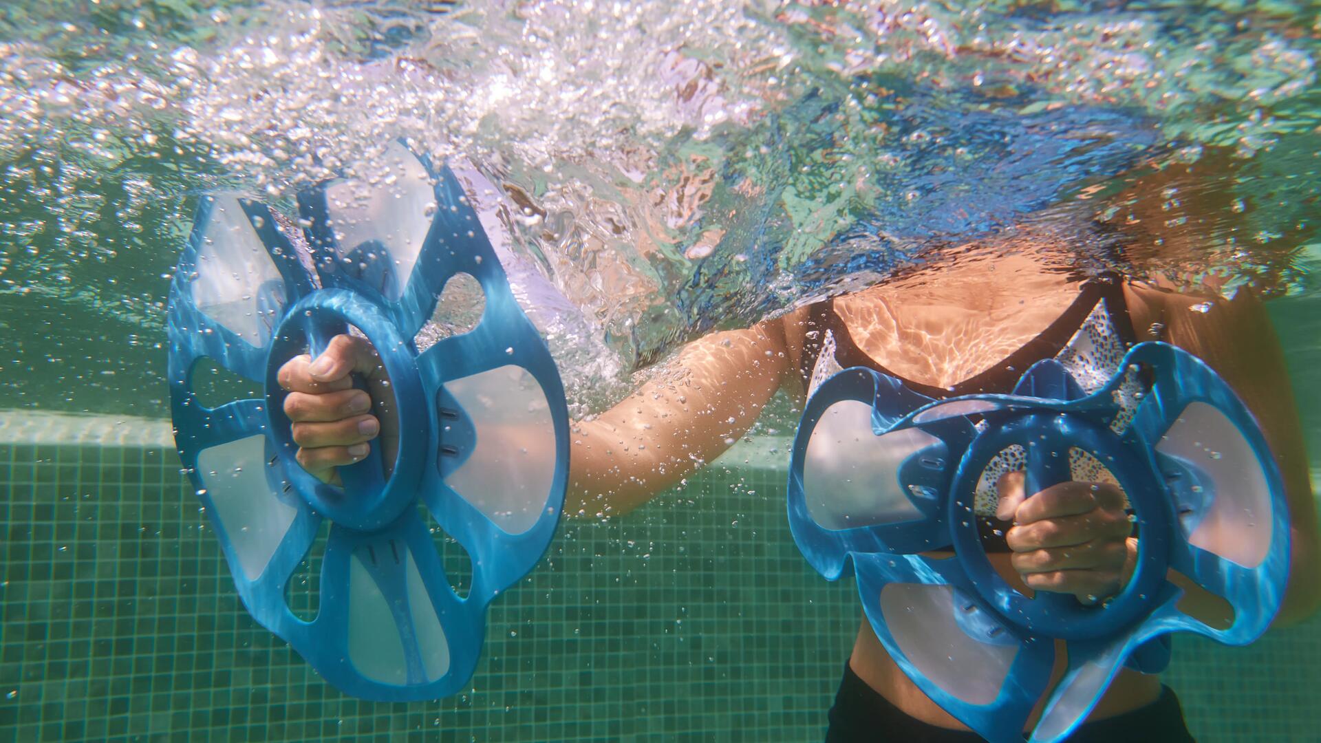 kobieta w stroju kąpielowym uprawiająca aqua aerobik w basenie