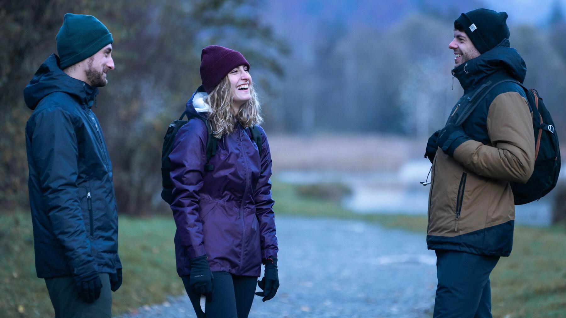 Freunde bei der Bierwanderung im Herbst in warmer Wanderbekleidung