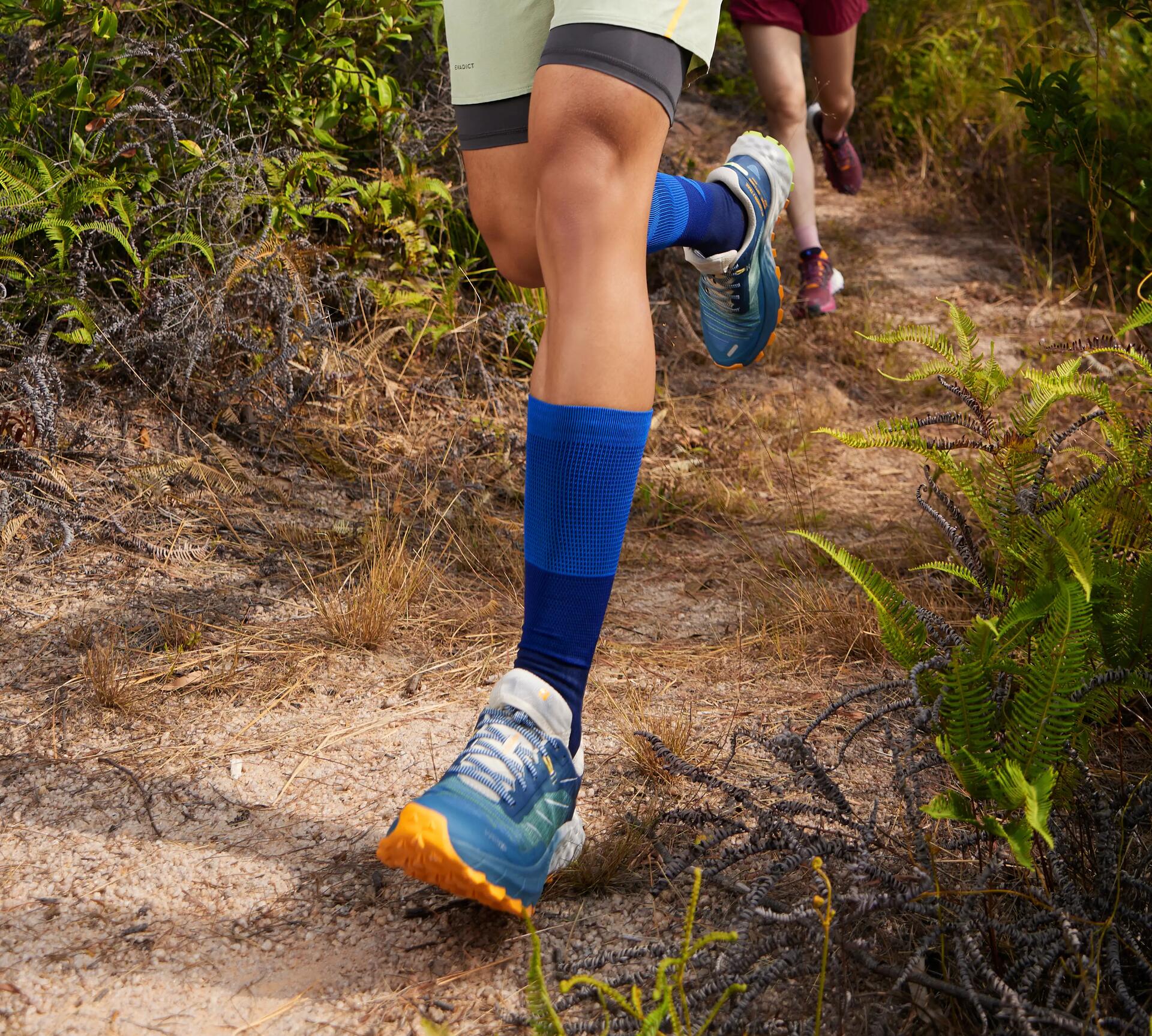 pessoa a correr com meias de trail running