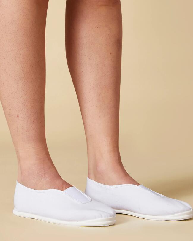 Weiße Gymnastikschuhe.