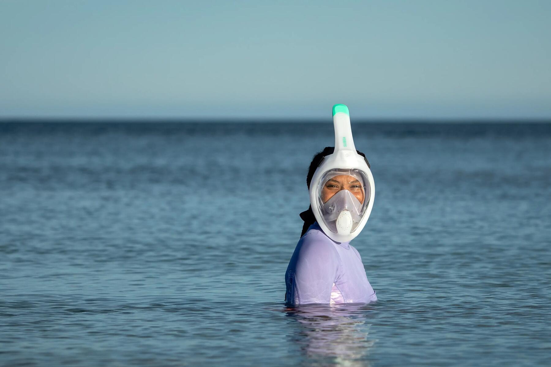 Frau trägt eine Tauchmaske im Wasser