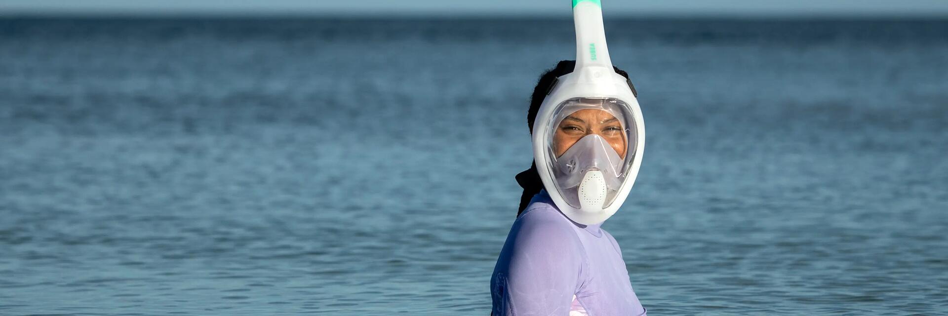 Kobieta w masce do snorkelingu w wodzie