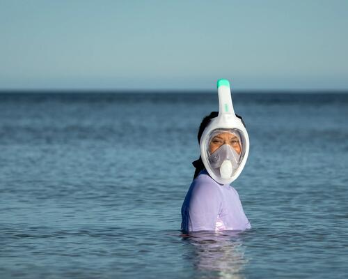 Kobieta w masce do snorkelingu w wodzie