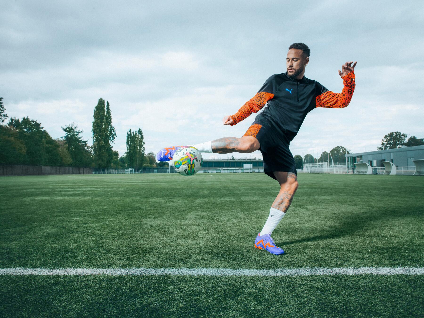 Neymar zdobywca nagrody Puskasa w odzieży piłkarskiej kopiący piłkę do piłki nożnej