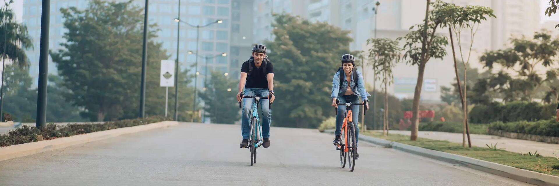 Kobieta i mężczyzna jadący na rowerach z męską ramą