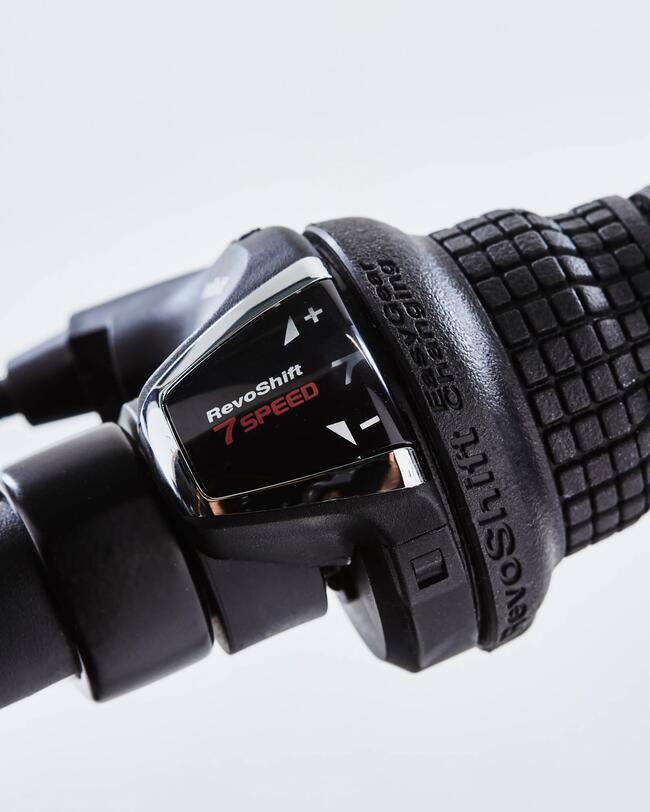 Detailaufnahme Schaltgriff am Fahrradlenker; Aufschrift "Revoshift 7SPEED"