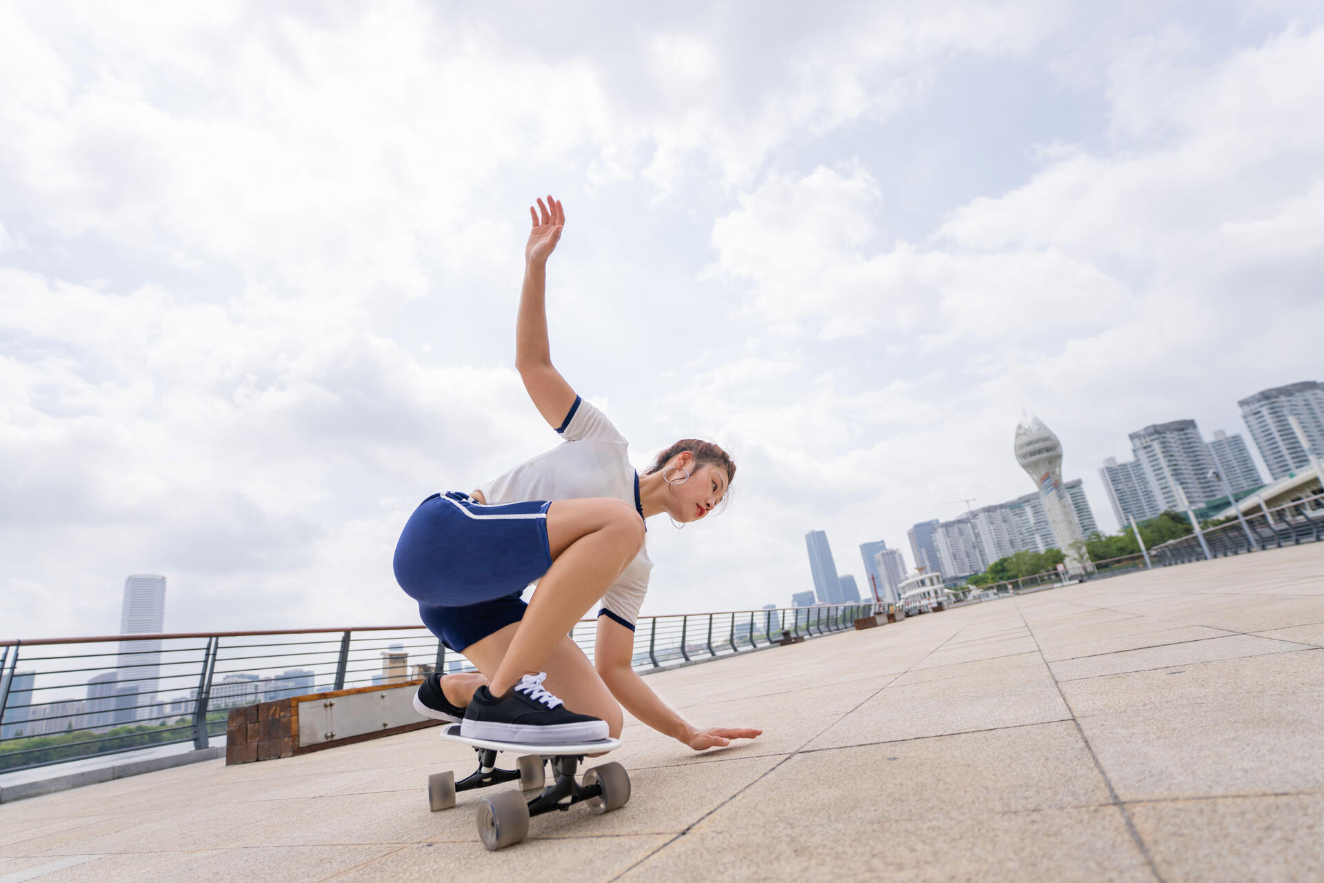 Dziewczyna jeżdżąca na longboardzie