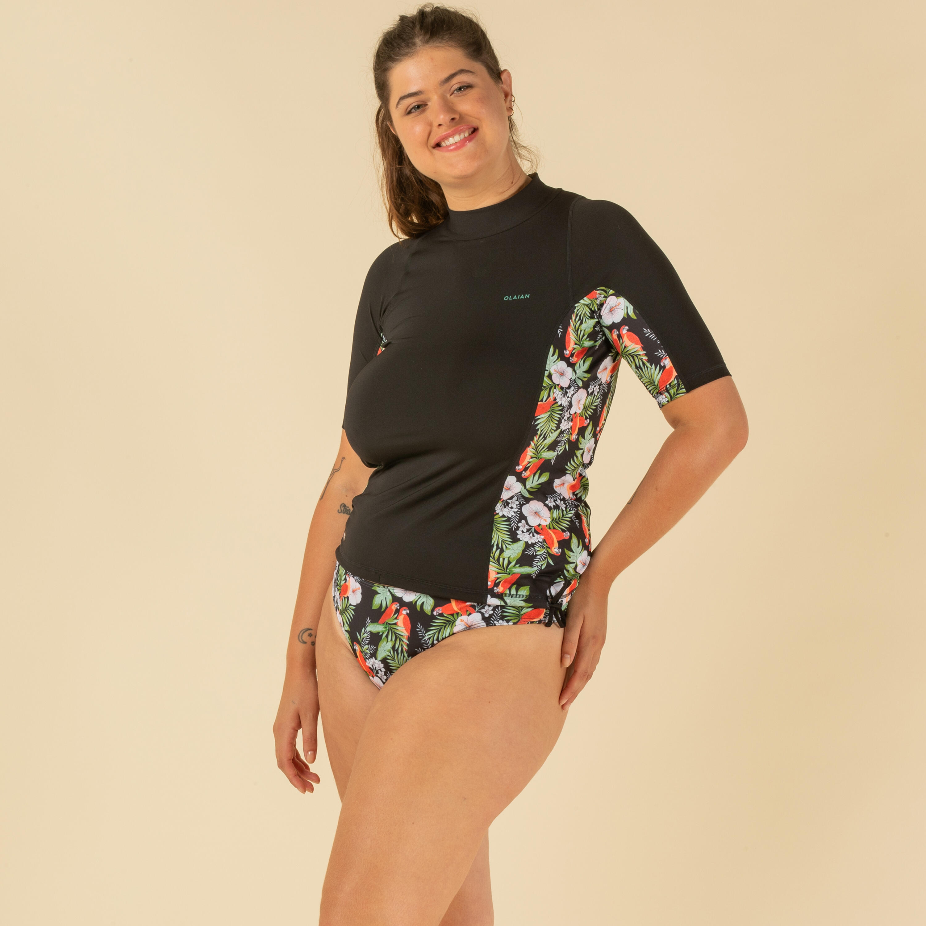 Women's UV-protective short sleeve T-shirt surf top 500 black and floral PARROT 3/9