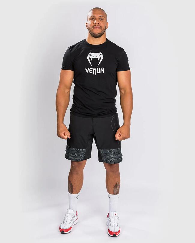 Ein Mann trägt Sportbekleidung. 