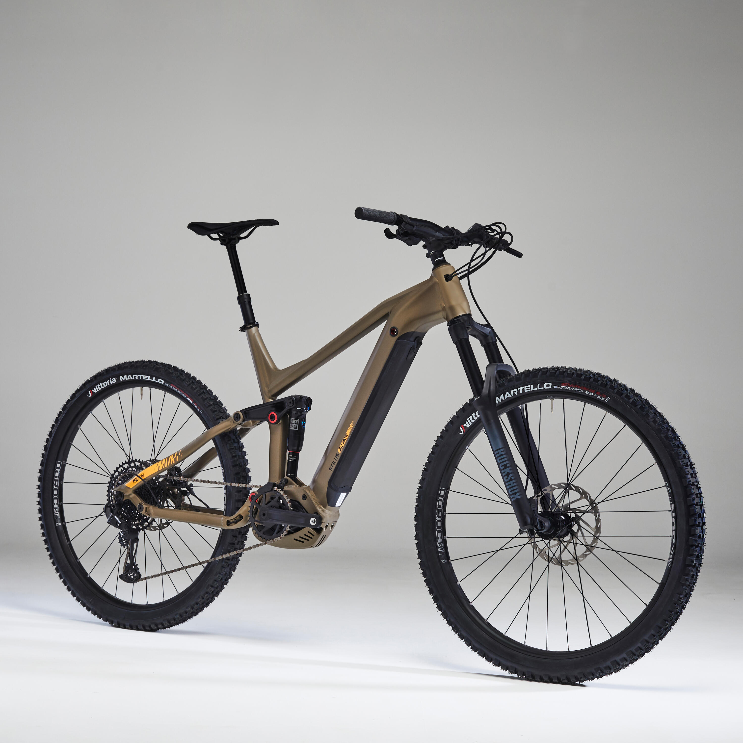 https://contents.mediadecathlon.com/p2457112/k$688138919aeae555c30a5f484b57b0f1/sq/velo-vtt-electrique-tout-suspendu-29-stilus-e-all-mountain-ocre.jpg?f=3000x3000