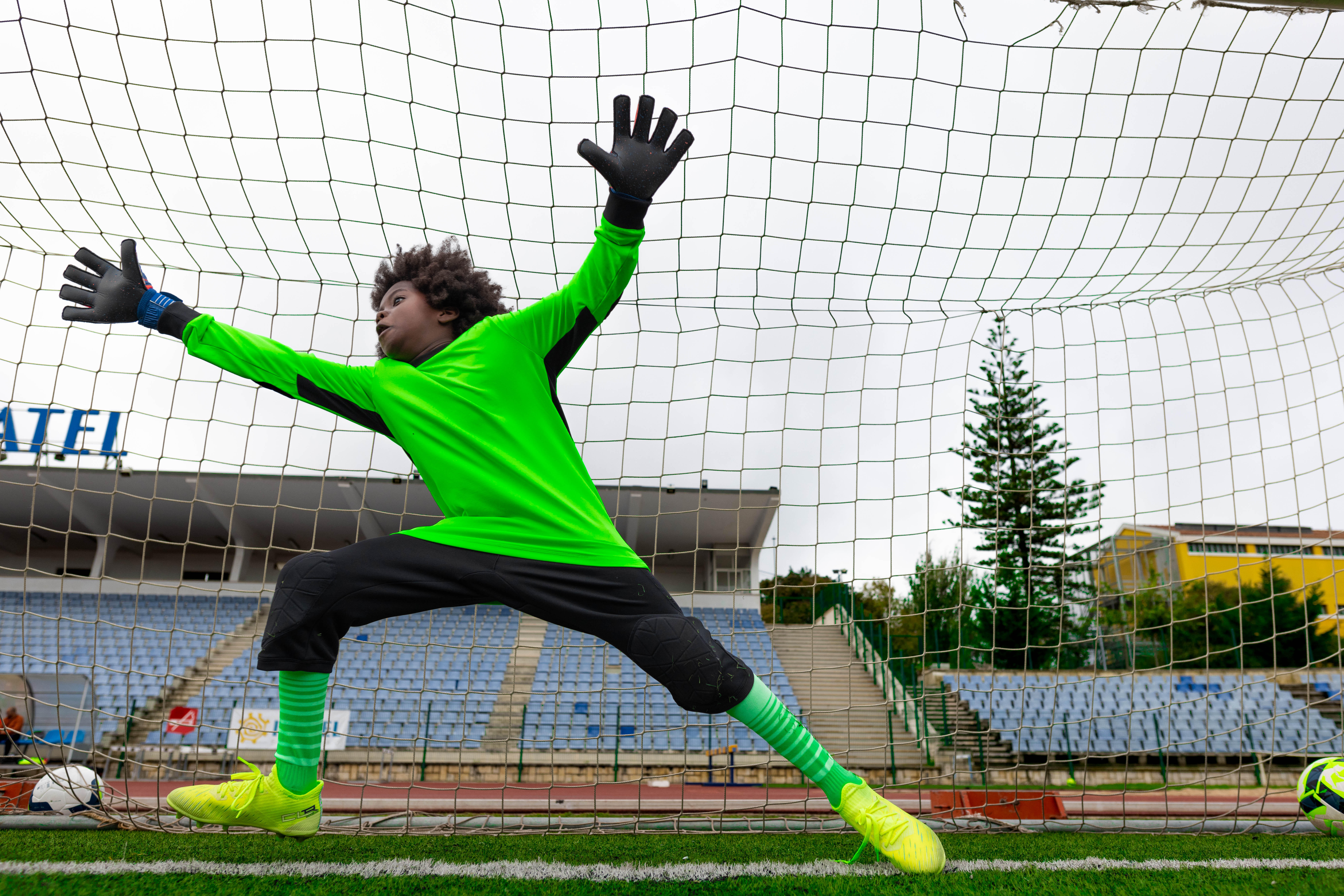 Kids' Soccer Goalkeeper Gloves – F 500 Viralto - KIPSTA