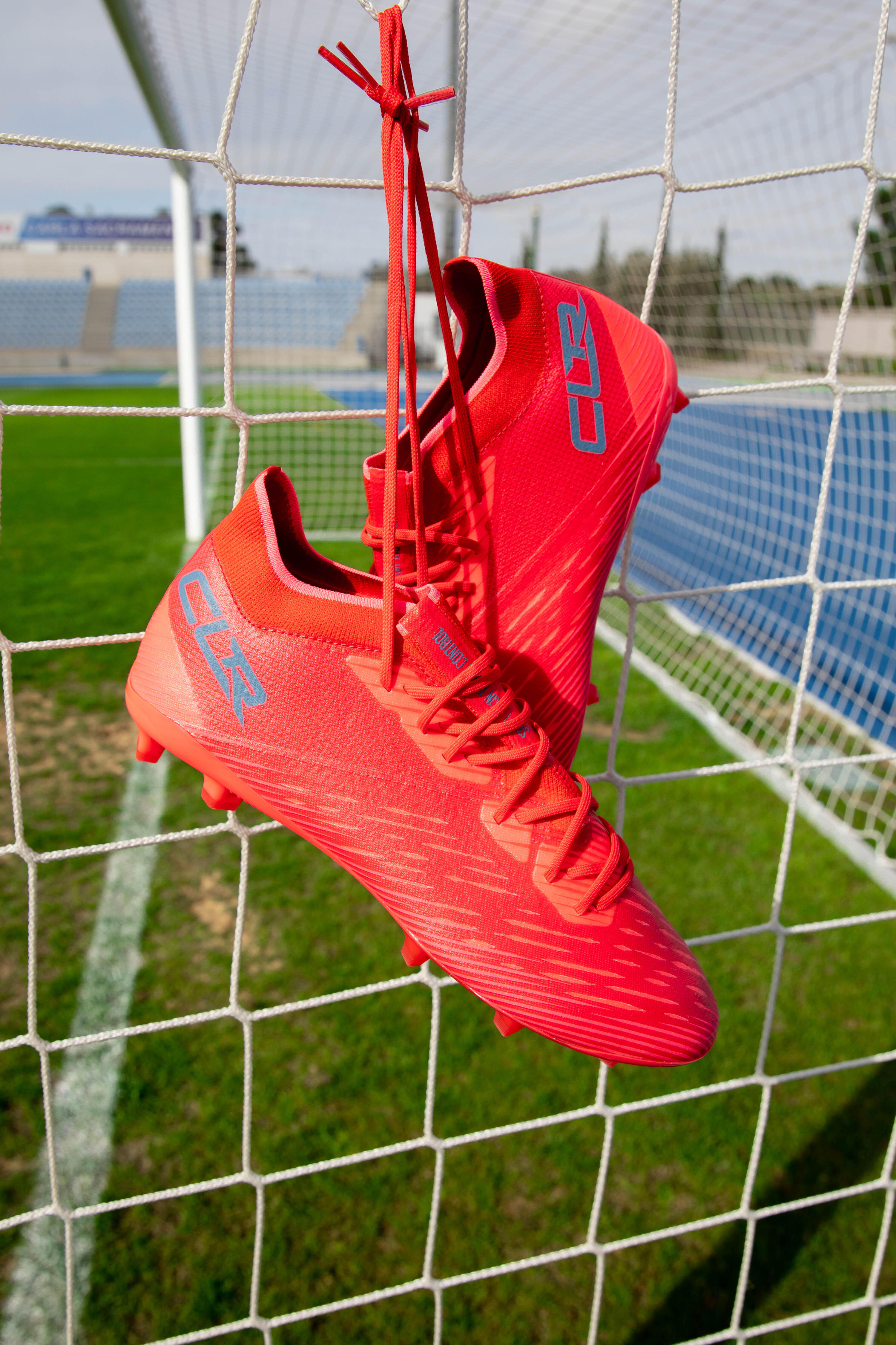 Chuteiras de Futebol CLR FG Adulto Pisos Secos Néon e Vermelho 9/14