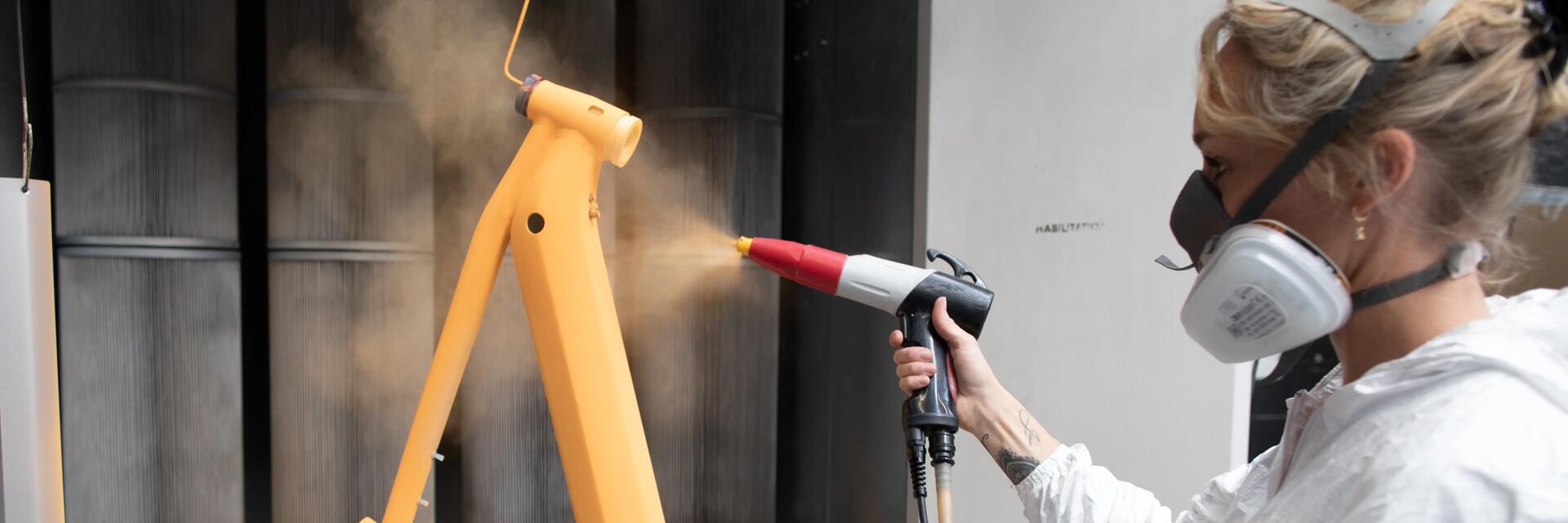 Foto eines Fabrikarbeiters in der Produktionsstätte