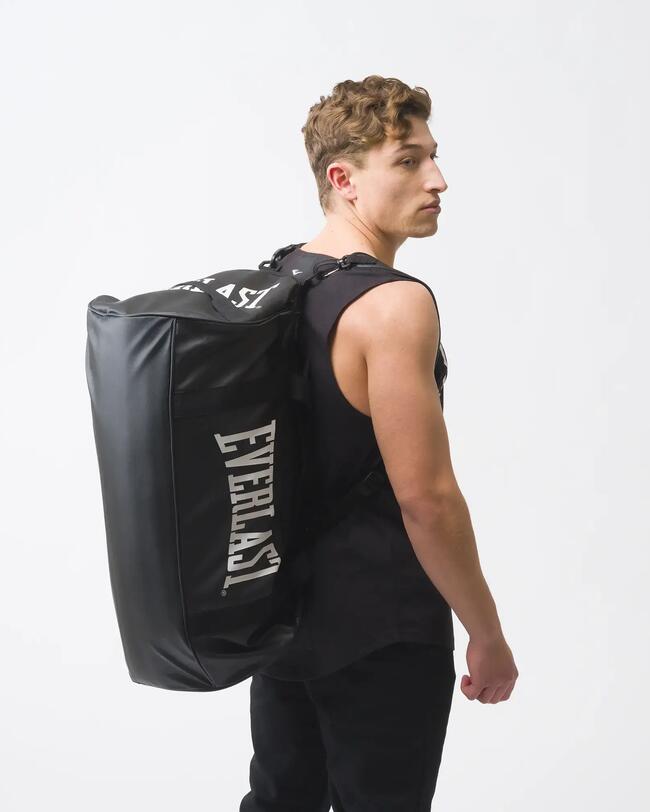 Mann trägt Rucksack