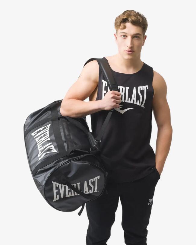 Mann trägt einen Rucksack