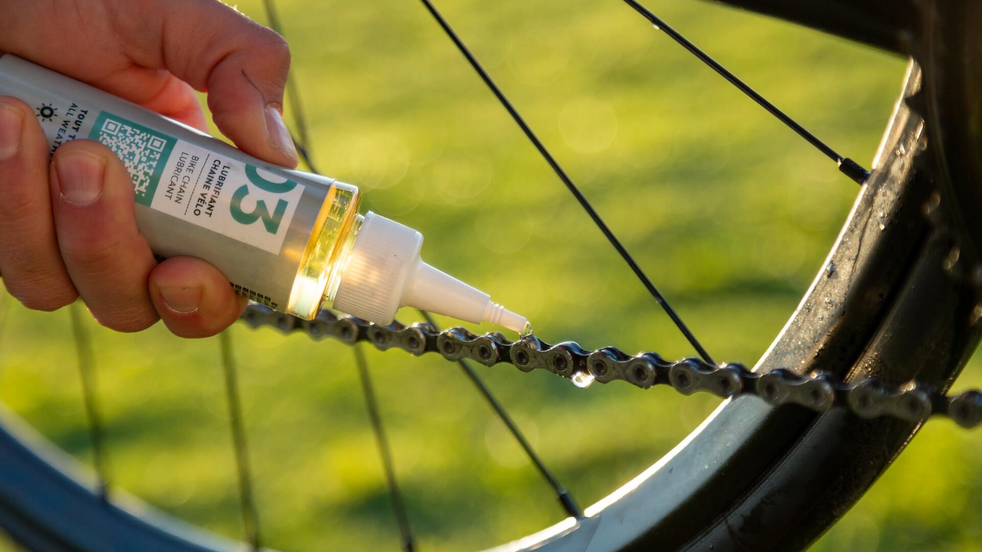 Mężczyzna używający smaru do łańcucha do roweru