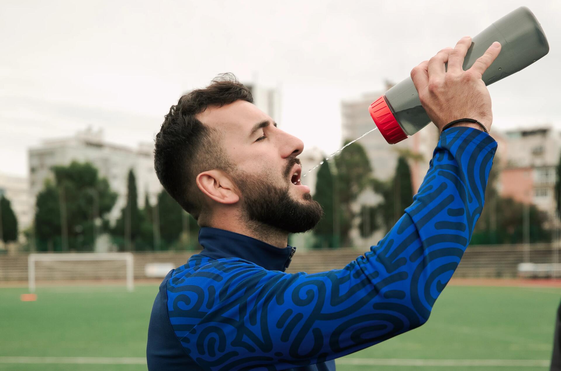 homem a beber agua 