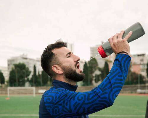 homem a beber agua 